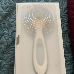 Nuskin Lumi facial cleaning tool